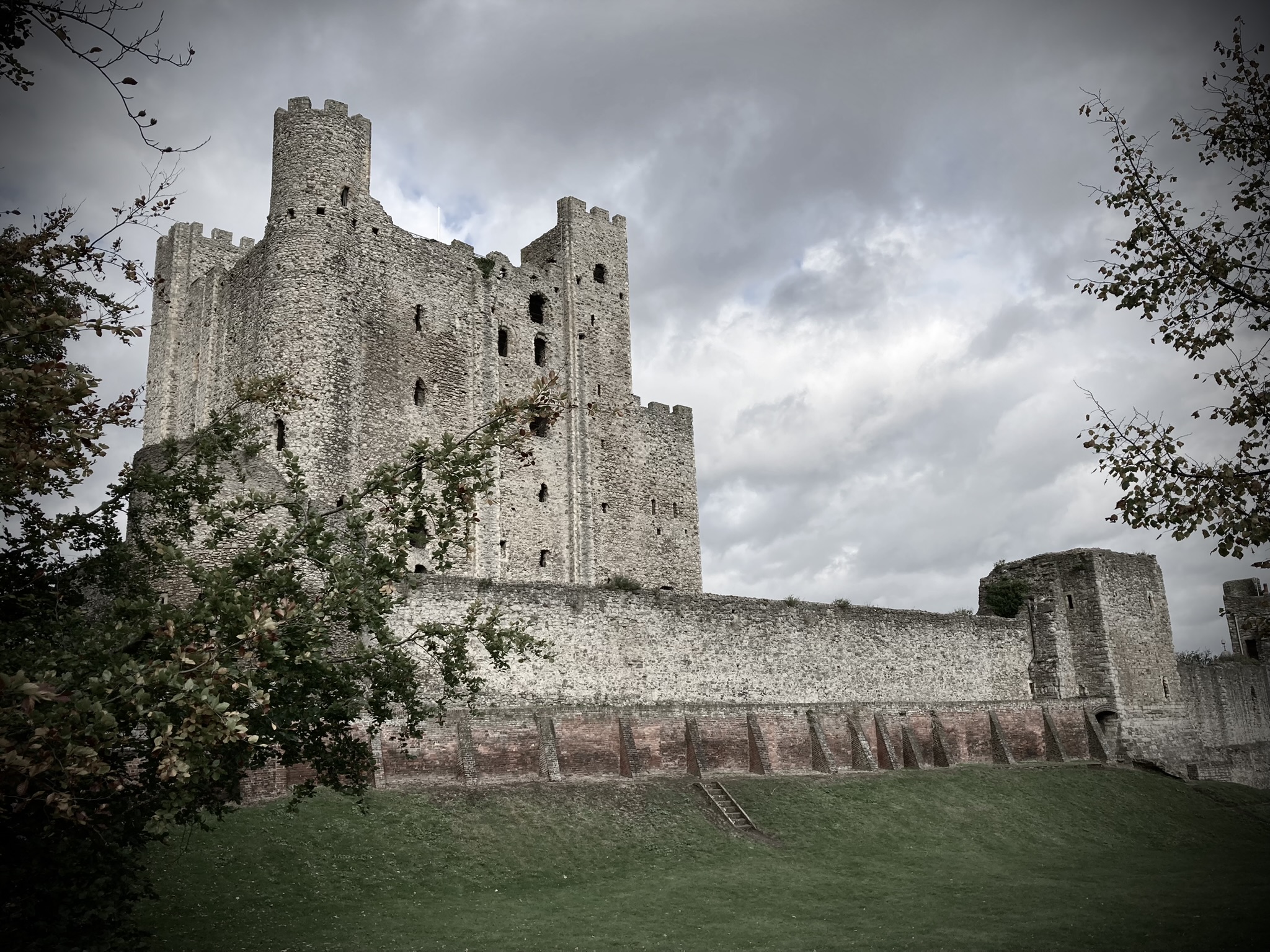 A view of Rochester Castle on a cloudy day.